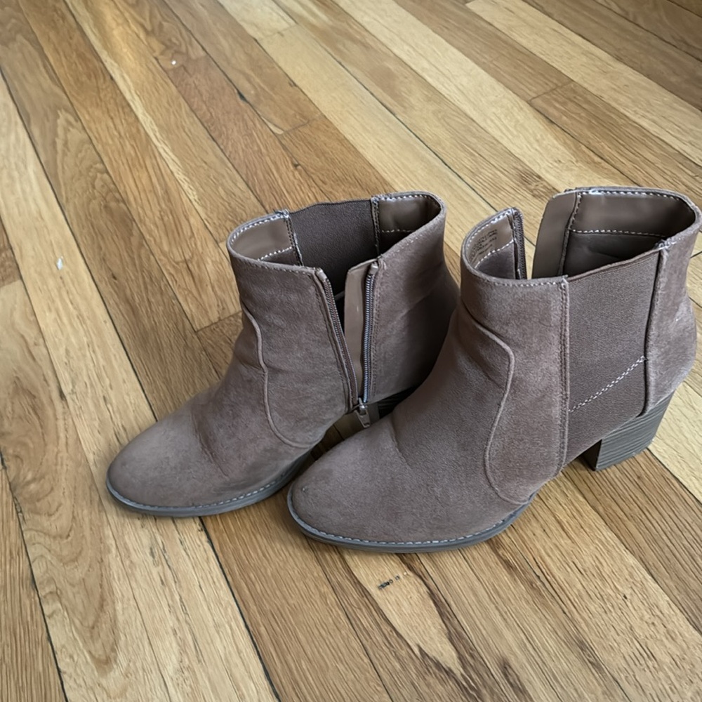 Boots - Picture 2 of 6